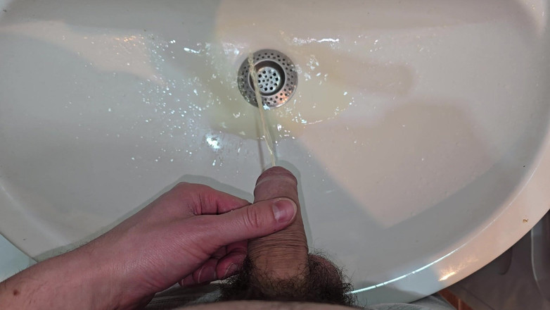 Alpha pee king: 阴毛浓密的鸡巴在浴室里的水槽里撒尿