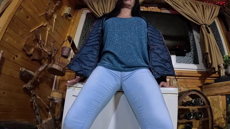 MilfyCalla: Cameltoe 熟女在牛仔裤里跳舞、挑逗和撒尿 - 湿恋物癖幻想 335