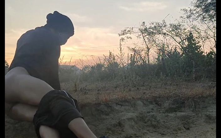 Tani: Pantat seksi bugil pagi-pagi