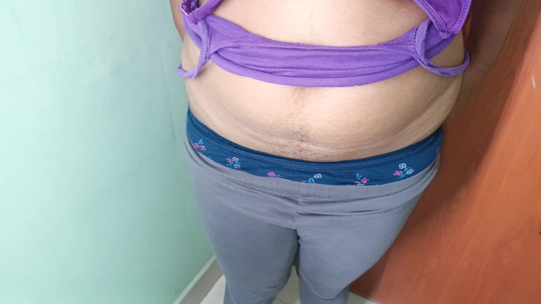 Wonder: 女大学生为她的男友展示乳房