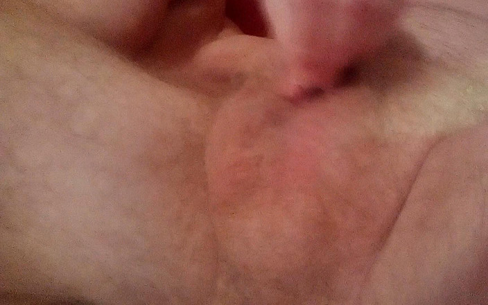 Sex hub couple: Primer plano de Jen jugando con bolas de Johns