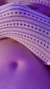 Onanerar med vita fisknätstrumpor mellan låren på min charmiga svarta slampa