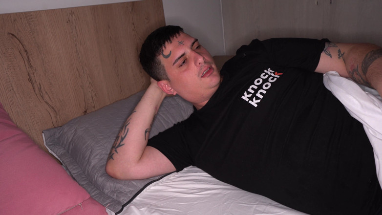 Knock Knock Club: Un Cocu Regarde Sa Femme Se Faire Baiser!