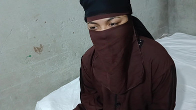 Dearshivani: Muslimsk flicka ger gåva till husägaren