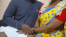 La padrona di una casa indiana scopa il suo inquilino per non aver pagato l'affitto