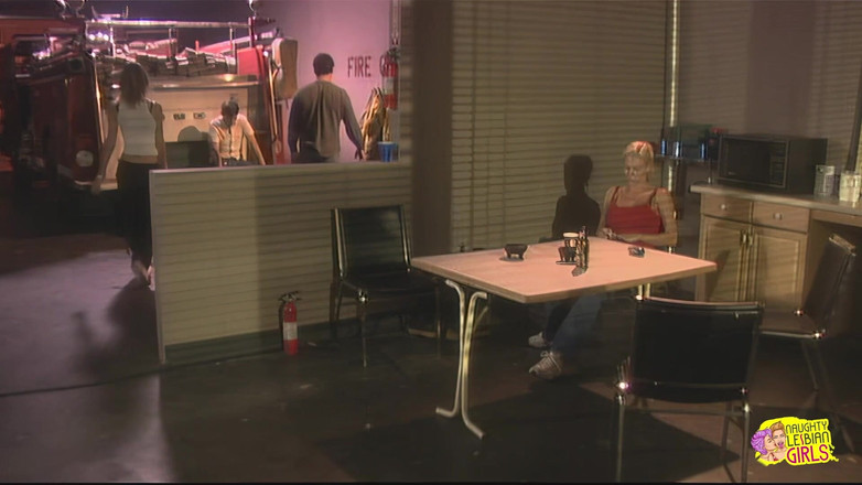 Naughty Lesbian Girls: A lusty brunette dan si lesbian hot rambut pirang lagi...