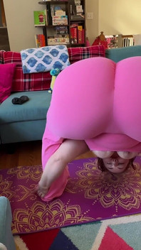 สาวรุ่นแม่น่าเย็ดตัวใหญ่สวย Kinky Katie ช่วยตัวเองระหว่างเล่นโยคะ - สอนชักว่าว