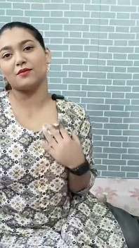 La ragazza del college Priya si prepara a tutta la notte alle 1000