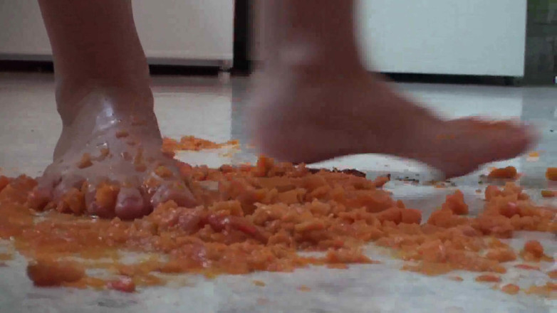 Foot Girls: 台所で食べ物を踏みつける接写