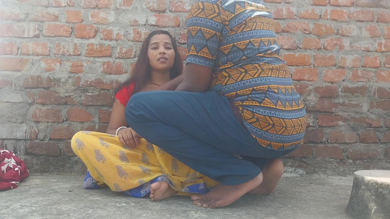 Pooja raniji: Deshi Pooja Bhabhi Come in Oldest House Chhat Fast Floor...