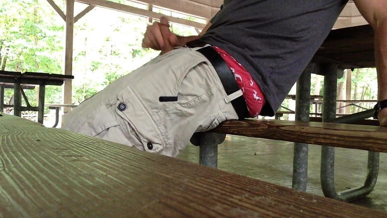 TJenner: 在露营地撸管并高潮