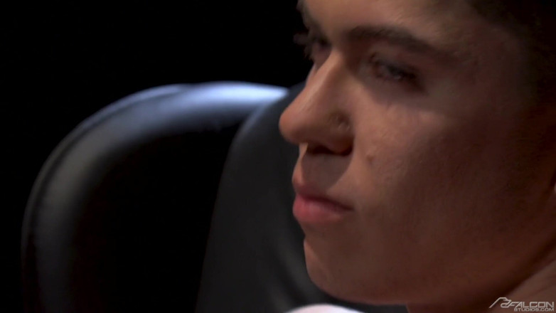 Falcon Studios: Stiliga Cade Maddox sminkar sex med muskulös pojkvän - FalconStudios