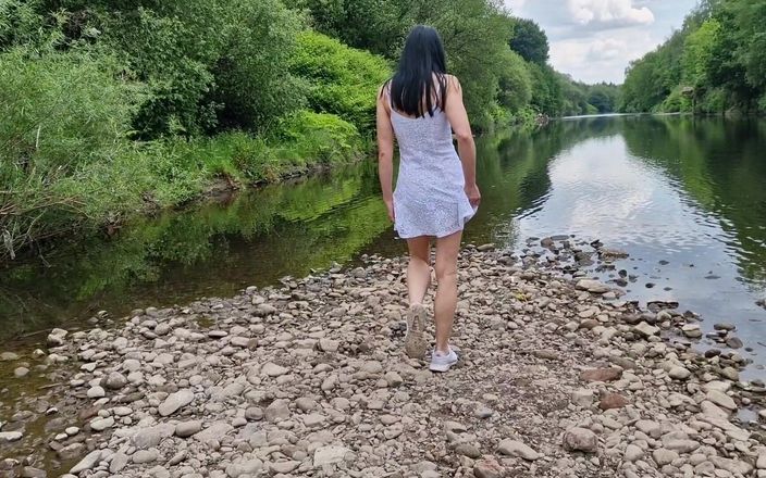 Nicky Brill: Venkovní nahá roztahuje moji kundičku a čůrá