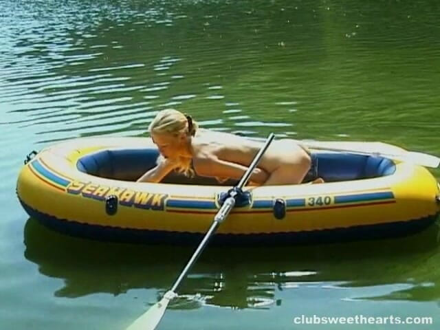 SkinnySweetHearts: Debbie masturbeert in een rubberboot