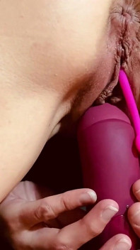 Deux vibromasseurs pour ma chatte et une bite pour ma bouche