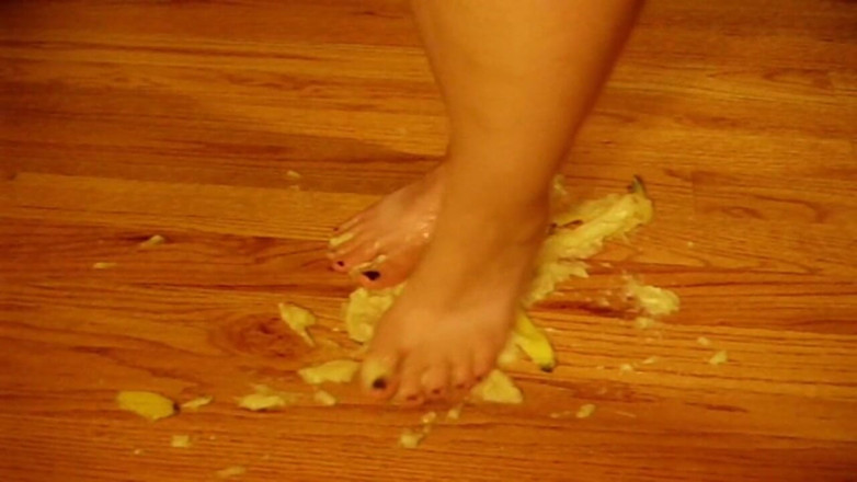 Sexy Amateurz: Crushing food with feet