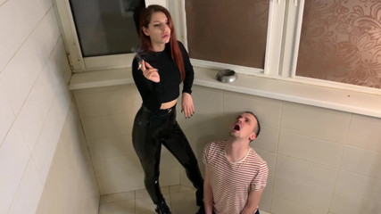 Petite Princesses Femdom: Mistress Sofi w lateksie wykorzystuje swoją popielniczkę podczas palenia
