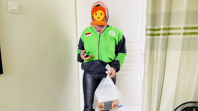 Nadalyne: 無垢な女の子の宅配が下品な男にいたずらされる