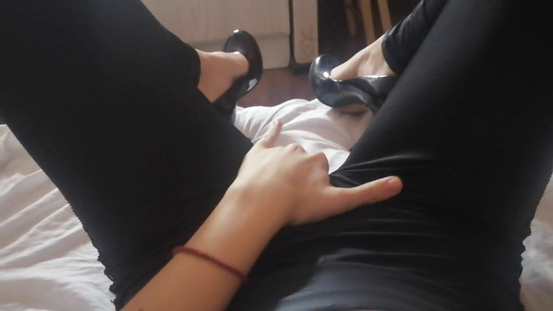 Taya Lite: Una ragazza in pantaloni di pelle mostra i tacchi alti...