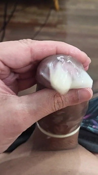 Rellenando el preservativo con leche