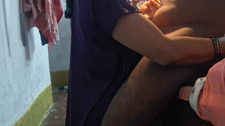 Busty Banuu: Wanita India menikmati seks penuh dalam video lucah seks berpakaian...