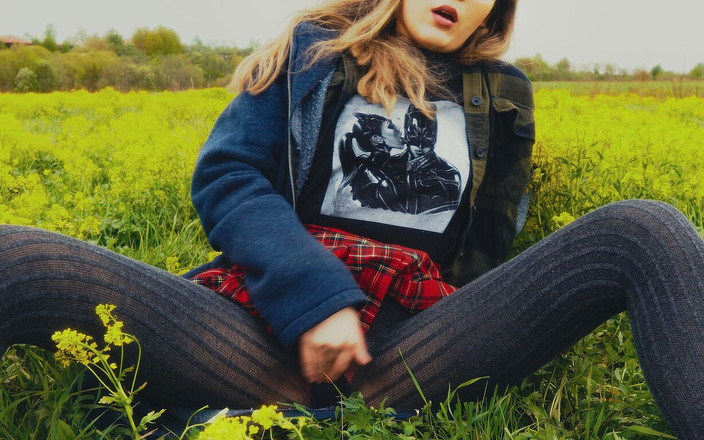 Rita_Solo: 우리는 숲에 친구와 함께 갔고 그녀는 자연에서 자위하기로 결정했습니다.