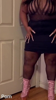 Pissar i sexig fisknät bodysuit