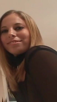 Alexa Benson má pěkný zadek