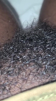 Duro orgasmo femenino mientras ve porno