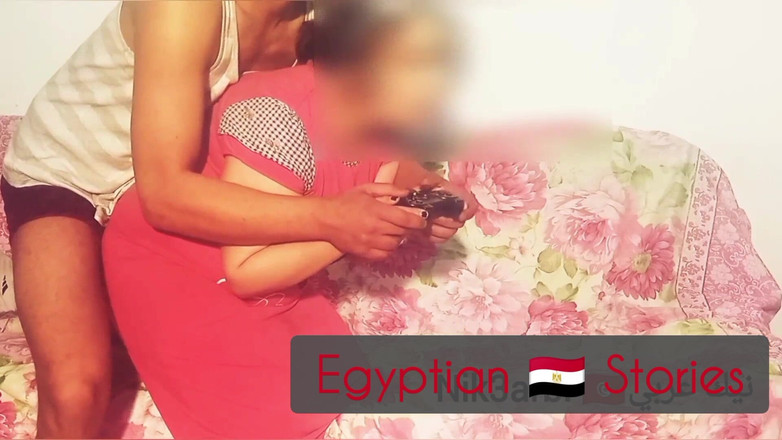 Egyptian stories: Obtěžuje sestru svého přítele, zatímco ji učí hrát si na...