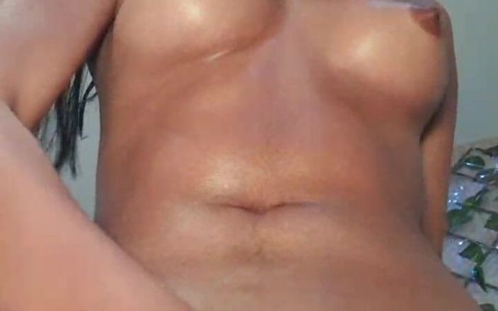 LissaWiild: La bella ragazza si masturba duramente