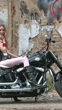 Chuda blondynka na rowerze