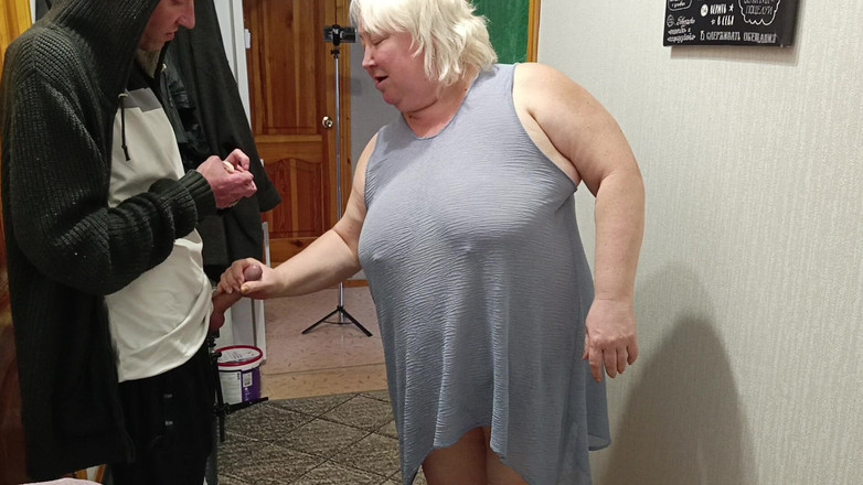 Zona901: Kurye üvey annesini ağzından ve amından domaltarak sikiyor