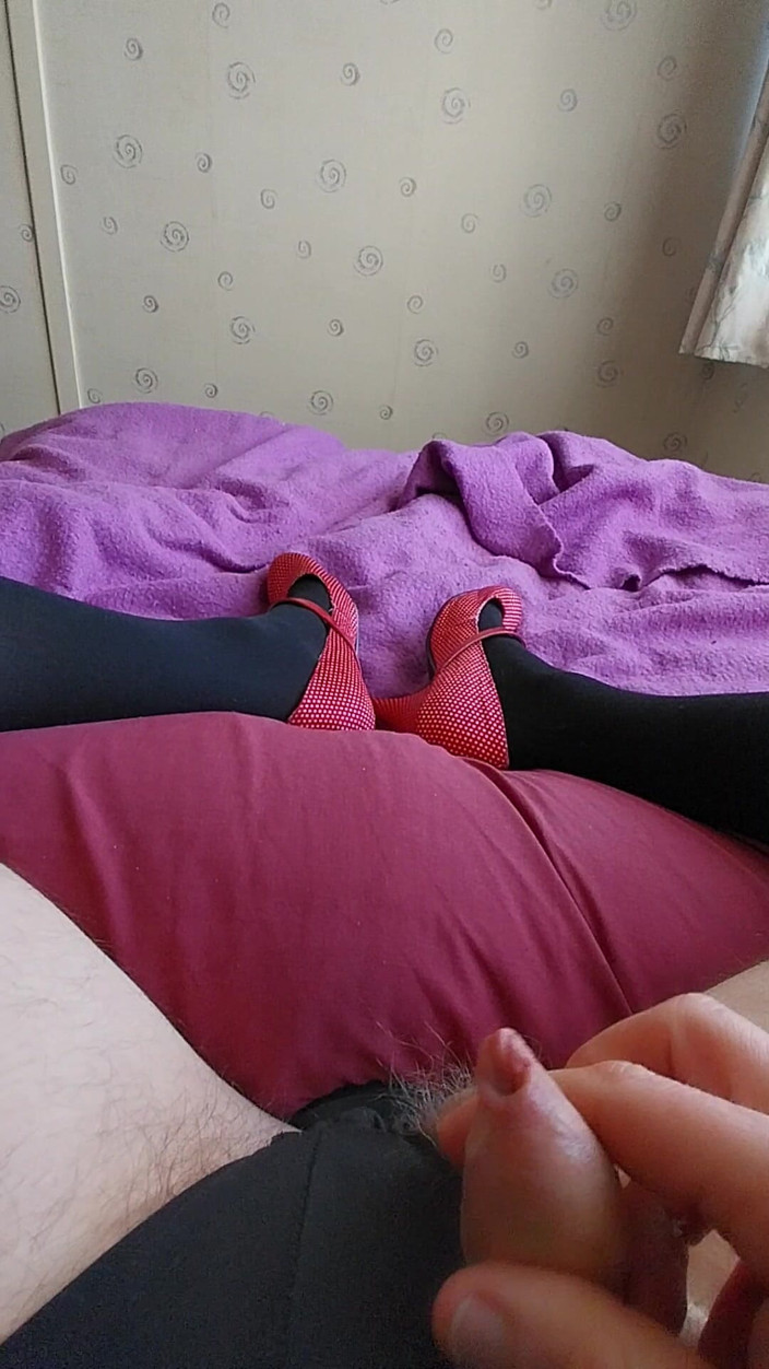 Cindy Belfast: Sissy Cums When Her Pussy Is Plugged
