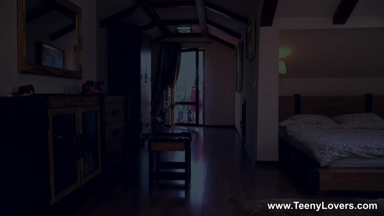 Teeny Lovers: Una teeny tipo da modella lo cavalca e scopa