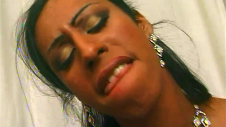 TGIRL ROOM: Pantat Italia meniduri dua waria dan mendapat air mani di...