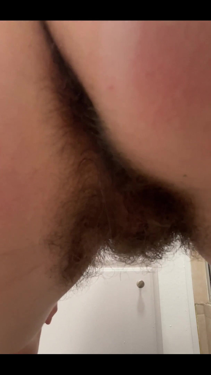 Pearlsage: Behaarte muschi pinkelt von hinten