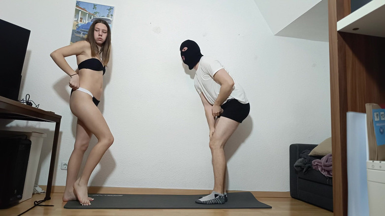 German ballsbusted: Ballbusting w bikini Knappen