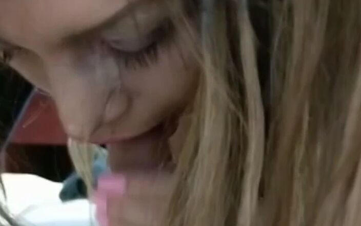 Barbietransxxxx: Trans kadın komşus un penisini emiyor