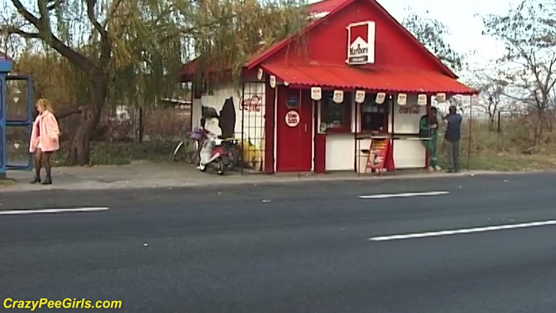 Crazy pee girls: Nylonkvinna som kissa på gatan