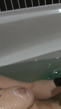 Brunetka Kotě Prsty Mokrá kundička k výbušný orgasmus ve vaně