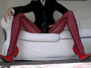 Lady Victoria Valente: Kırmızı tartan tayt ve aşırı topuklu bacaklar gösteriyor