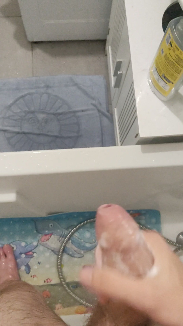 TwinkBigass: Branler Une Grosse Bite Épaisse Sous La Douche