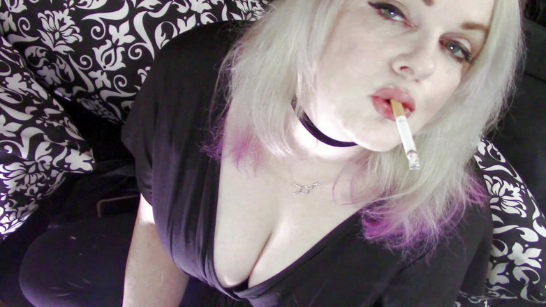 Smoke Temptress Annie Vox - Smoking Fetish: Siyah elbiseli bir kırmızıyı sallıyor
