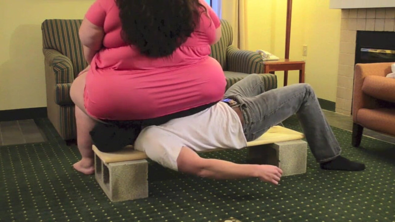 Full Weight Productions: Luna in pink board smash