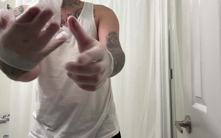 Bray Love: Bray Love se masturba con guantes y semen