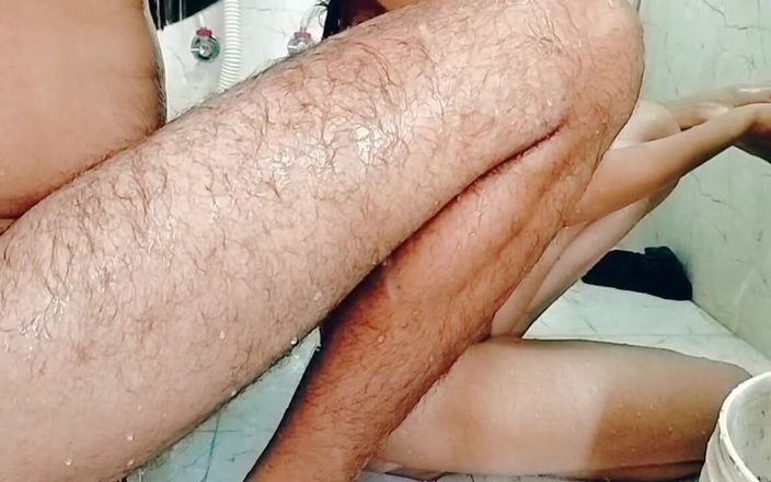 Savitabhabhi078: India hermanastra follada por hermanastro y bañándose juntos después del...