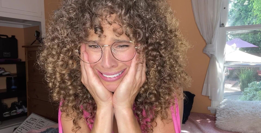 VibeWithMommy: Mama vitregă evreică plângând îl prinde pe fiul vitreg... Nu-mi vine...