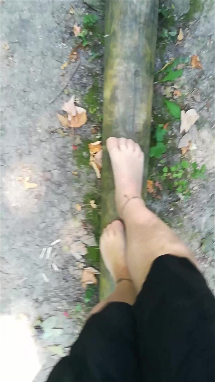 Carmen_Nylonjunge: Outdoor Balancing in Pantyhose
