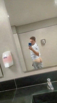 Málem mě přistihl bezpečnostní stráž, jak se předváděm na veřejných toaletách